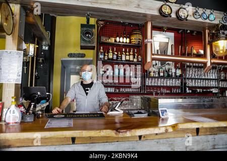 Mit dem Ende der Sperre hat die italienische Regierung den Bars und Restaurants die Möglichkeit gegeben, ausschließlich für Speisen zum Mitnehmen wieder zu öffnen. Tischservice ist weiterhin verboten. Mailand, 04. Mai 2020. (Foto von Mairo Cinquetti/NurPhoto) Stockfoto