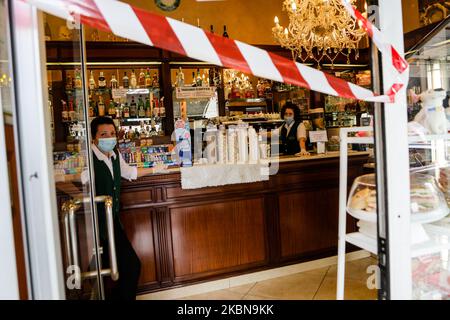 Mit dem Ende der Sperre hat die italienische Regierung den Bars und Restaurants die Möglichkeit gegeben, ausschließlich für Speisen zum Mitnehmen wieder zu öffnen. Tischservice ist weiterhin verboten. Mailand, 04. Mai 2020. (Foto von Mairo Cinquetti/NurPhoto) Stockfoto