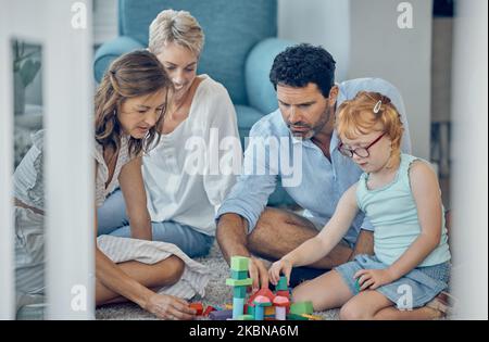 Lernen, Bildung und Familienspiel mit Spielzeug für lustige Aktivitäten und Bindung mit kleinen Kindern. Entwicklung, Spielzeug und Generationen spielen mit Objekten Stockfoto