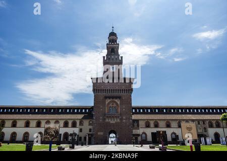 Eine allgemeine Ansicht von Mailand, Italien, am 4. Mai 2020. Italien begann sich am Montag erneut zu rühren, nachdem das Coronavirus zwei Monate lang stillgelegt wurde. 4,4 Millionen Italiener konnten wieder arbeiten und die Bewegungseinschränkungen in dem ersten europäischen Land, das die COVID-19-Infektionen eindämmen sollte, wurden gelockert. (Foto von Fabrizio Di Nucci/NurPhoto) Stockfoto