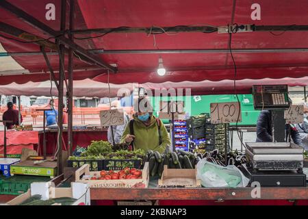 Der Markt Porta Palazzo öffnet sich erneut mit Sicherheitsmaßnahmen, um eine mögliche Ansteckung zu verhindern, die es den Menschen ermöglicht, auf dem Hauptmarkt der Stadt zurückzukommen, um sie zu kaufen, da die italienische Regierung am 4. Mai 2020 in Turin, Italien, mit der Phase 2 die Sperre lockert. (Foto von Mauro Ujetto/NurPhoto) Stockfoto