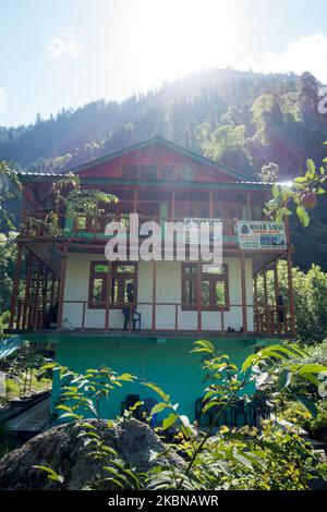 Juli 14. 2022, Himachal Pradesh Indien.Ein lokales Gästehaus in einem traditionellen Dorfbau umgeben von Bergen und Waldbedeckung. Singhad V Stockfoto