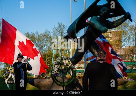 Am Keizer Traianusplein, wo sich zwei Denkmäler zur Erinnerung an die Opfer des Zweiten Weltkriegs erheben, hält Hubert Bruls, Bürgermeister von Nijmegen, während des Gedenktages am 4.. Mai 2020 in Nijmegen zwei Minuten Schweigen. (Foto von Romy Arroyo Fernandez/NurPhoto) Stockfoto