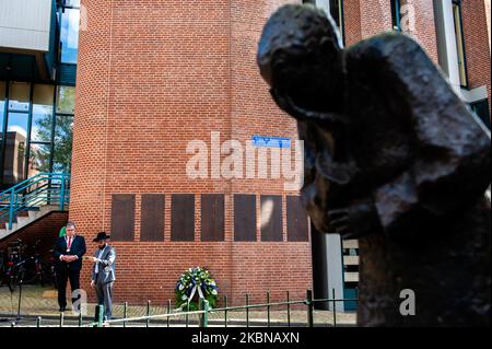 Rabbi M. Levin und der Bürgermeister von Nijmegen, Hubert Bruls, der auch Vorsitzender des Sicherheitsrates des Landes ist, halten die Zeremonie im „Kitty de Wijze“ ab, einem Denkmal, das am 4.. Mai 2020 zum Symbol des Juden in Nijmegen geworden ist. (Foto von Romy Arroyo Fernandez/NurPhoto) Stockfoto