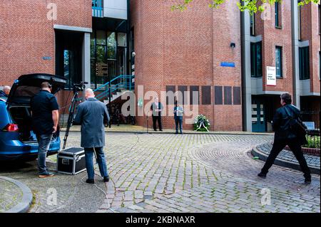 Rabbi M. Levin und Bürgermeister von Nijmegen, Hubert Bruls, der auch Vorsitzender des Sicherheitsrates des Landes ist, bereiten sich darauf vor, die Zeremonie im „Kitty de Wijze“, einem Denkmal, das zum Symbol des Juden in Nijmegen geworden ist, während des Gedenktages abzuhalten, Am 4.. Mai 2020. (Foto von Romy Arroyo Fernandez/NurPhoto) Stockfoto