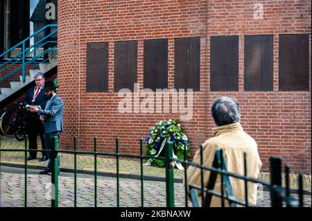 Rabbi M. Levin und der Bürgermeister von Nijmegen, Hubert Bruls, der auch Vorsitzender des Sicherheitsrates des Landes ist, halten die Zeremonie im „Kitty de Wijze“ ab, einem Denkmal, das am 4.. Mai 2020 zum Symbol des Juden in Nijmegen geworden ist. (Foto von Romy Arroyo Fernandez/NurPhoto) Stockfoto