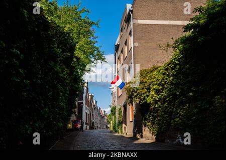 Auf einer der Straßen in der Nähe der Zeremonie während des Gedenktages in Nijmegen, am 4.. Mai 2020, ist eine holländische Flagge am halben Stab zu sehen. (Foto von Romy Arroyo Fernandez/NurPhoto) Stockfoto