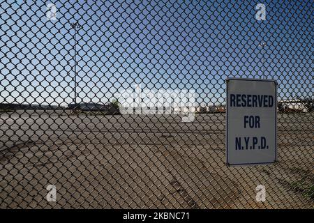 Ein Blick auf den 39. St. Pier am 5. Mai 2020 im Stadtteil Brooklyn in New York City. Der New Yorker Medical Examiner betreibt jetzt eine langfristige Katastrophenmorgue am Brooklyn's 39. St. Pier, wo menschliche Überreste in Gefriertrucks aufbewahrt werden, um den von der COVID-19-Krise überwältigten Bestattungsleitern zu Hilfe zu kommen. (Foto von John Nacion/NurPhoto) Stockfoto