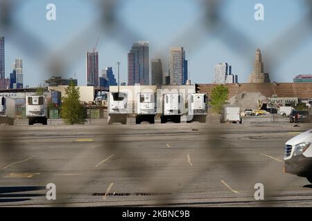 Ein Blick auf den 39. St. Pier am 5. Mai 2020 im Stadtteil Brooklyn in New York City. Der New Yorker Medical Examiner betreibt jetzt eine langfristige Katastrophenmorgue am Brooklyn's 39. St. Pier, wo menschliche Überreste in Gefriertrucks aufbewahrt werden, um den von der COVID-19-Krise überwältigten Bestattungsleitern zu Hilfe zu kommen. (Foto von John Nacion/NurPhoto) Stockfoto