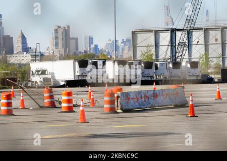 Ein Blick auf den 39. St. Pier am 5. Mai 2020 im Stadtteil Brooklyn in New York City. Der New Yorker Medical Examiner betreibt jetzt eine langfristige Katastrophenmorgue am Brooklyn's 39. St. Pier, wo menschliche Überreste in Gefriertrucks aufbewahrt werden, um den von der COVID-19-Krise überwältigten Bestattungsleitern zu Hilfe zu kommen. (Foto von John Nacion/NurPhoto) Stockfoto