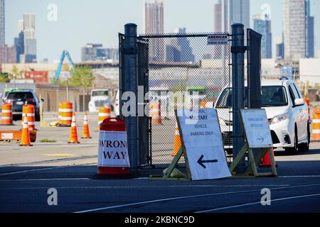 Ein Blick auf den 39. St. Pier am 5. Mai 2020 im Stadtteil Brooklyn in New York City. Der New Yorker Medical Examiner betreibt jetzt eine langfristige Katastrophenmorgue am Brooklyn's 39. St. Pier, wo menschliche Überreste in Gefriertrucks aufbewahrt werden, um den von der COVID-19-Krise überwältigten Bestattungsleitern zu Hilfe zu kommen. (Foto von John Nacion/NurPhoto) Stockfoto