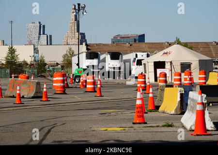 Ein Blick auf den 39. St. Pier am 5. Mai 2020 im Stadtteil Brooklyn in New York City. Der New Yorker Medical Examiner betreibt jetzt eine langfristige Katastrophenmorgue am Brooklyn's 39. St. Pier, wo menschliche Überreste in Gefriertrucks aufbewahrt werden, um den von der COVID-19-Krise überwältigten Bestattungsleitern zu Hilfe zu kommen. (Foto von John Nacion/NurPhoto) Stockfoto