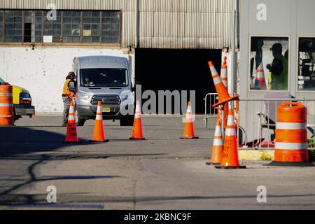 Ein Blick auf den 39. St. Pier am 5. Mai 2020 im Stadtteil Brooklyn in New York City. Der New Yorker Medical Examiner betreibt jetzt eine langfristige Katastrophenmorgue am Brooklyn's 39. St. Pier, wo menschliche Überreste in Gefriertrucks aufbewahrt werden, um den von der COVID-19-Krise überwältigten Bestattungsleitern zu Hilfe zu kommen. (Foto von John Nacion/NurPhoto) Stockfoto