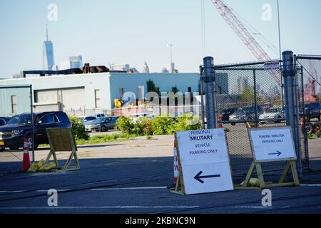 Ein Blick auf den 39. St. Pier am 5. Mai 2020 im Stadtteil Brooklyn in New York City. Der New Yorker Medical Examiner betreibt jetzt eine langfristige Katastrophenmorgue am Brooklyn's 39. St. Pier, wo menschliche Überreste in Gefriertrucks aufbewahrt werden, um den von der COVID-19-Krise überwältigten Bestattungsleitern zu Hilfe zu kommen. (Foto von John Nacion/NurPhoto) Stockfoto