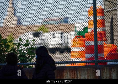 Ein Blick auf den 39. St. Pier am 5. Mai 2020 im Stadtteil Brooklyn in New York City. Der New Yorker Medical Examiner betreibt jetzt eine langfristige Katastrophenmorgue am Brooklyn's 39. St. Pier, wo menschliche Überreste in Gefriertrucks aufbewahrt werden, um den von der COVID-19-Krise überwältigten Bestattungsleitern zu Hilfe zu kommen. (Foto von John Nacion/NurPhoto) Stockfoto