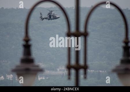 Der 6. Mai ist der Nationalfeiertag der bulgarischen Armee, Tag der Tagesprage. In diesem Jahr wurde aufgrund von Covid-19 die traditionelle Militärparade abgesagt. Stattdessen wurden in allen Militärbasen in Bulgarien militärische Übungen organisiert. In Varna demonstrierte die MARINE, die Kontrolle über ein Schiff zu übernehmen, das wegen Waffenhandels verdächtigt wurde. Die Übung wurde am 06. Mai 2020 mit dem Motorboot, dem Eindringungsschiff, den Hochgeschwindigkeitskriegschiffen und dem Navy Panther-Hubschrauber, Varna, Bulgarien, durchgeführt (Foto: Hristo Rusev/NurPhoto) Stockfoto