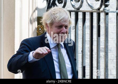 Der britische Premierminister Boris Johnson verlässt am 06. Mai 2020 in London, England, die Downing Street 10 zur Fragestunde mit Premierminister. Es wird erwartet, dass Boris Johnson morgen die am 23. März verhängte landesweite Sperre Großbritanniens ausweiten wird, um die Ausbreitung der Coronavirus-Krankheit zu verlangsamen. (Foto von Wiktor Szymanowicz/NurPhoto) Stockfoto