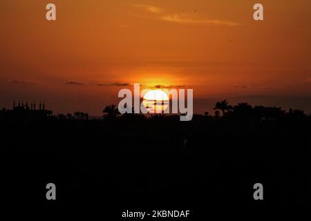 Der Sonnenuntergang über der Stadt Deir Al-Balah im zentralen Gazastreifen, am 6. Mai 2020. (Foto von Sameh Rahmi/NurPhoto) Stockfoto