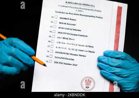 Eine Kopie der „Wahlpaket“-Dokumente wird zur Illustration fotografiert. Krakau, Polen, am 6.. Mai 2020. Bei den anstehenden Fernwahlen lief ein Wahlpaket mit einer vollständigen Liste von Kandidaten für das Präsidialamt und mit vor- und Nachnamen-Erklärung zu geheimen Wahlen aus. Wegen der Coronavirus-Pandemie wird die polnische Regierung die für den 10. Mai geplanten Präsidentschaftswahlen wahrscheinlich in Form einer Briefwahl verschieben. (Foto von Beata Zawrzel/NurPhoto) Stockfoto