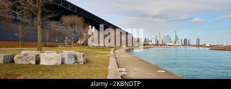 Blick nach Norden auf Chicago entlang des Seeufer in der Nähe von McCormick Place im Winter. Stockfoto