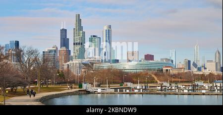 Blick nach Norden auf Chicago entlang des Seeufer in der Nähe von Soldier Field im Winter. Stockfoto