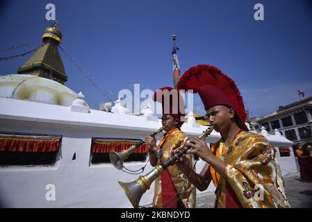 Nepalesische buddhistische Mönche beten traditionelle Instrumente in Boudhanath Stupa, einem UNESCO-Weltkulturerbe, während der Feier des Buddha-Purnima-Festes 2.564, des Geburtstages von Lord Gautam Buddha, der während der landesweiten Sperre wegen der Besorgnis über die Ausbreitung des Corona-Virus (COVID-19) in Kathmandu, Nepal, am Donnerstag, den 07. Mai 2020 gefeiert wurde. Buddhisten auf der ganzen Welt, Kambodscha; Thailand; Myanmar; Bhutan; Sri Lanka; Laos; Mongolei; Japan; Singapur; Taiwan einschließlich Nepal, beobachten Sie das Buddha Purnima Festival, das auf den gleichen Tag des Vollmonds des Monats-Kalenders fällt. (Foto von Narayan Maharjan/Nu Stockfoto