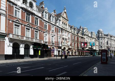 Die Ansicht einer leeren Shaftesbury Avenue im Zentrum von London als landesweite Lockdown des Vereinigten Königreichs, um die Ausbreitung der Coronavirus-Krankheit zu verlangsamen, dauert am 07. Mai 2020 in London, England, die siebte Woche an. Am Sonntag wird Premierminister Boris Johnson Maßnahmen bekannt geben, um einige der Sperrbeschränkungen ab nächster Woche zu lockern, da die Todesrate von Covid-19 im Vereinigten Königreich die 30.000 überschritten hat und damit das am schlimmsten betroffene Land in Europa ist. (Foto von Wiktor Szymanowicz/NurPhoto) Stockfoto