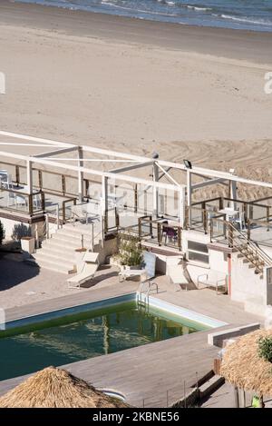 Der einsame Strand von Lido Adriano, an der Riviera Romagna, ist eine der geschlossenen und unzugänglichen Badeanlagen aufgrund der Gesundheitskrise. Lido Adriano, Italien, 4. Mai 2020. (Foto von Andrea Savorani Neri/NurPhoto) Stockfoto