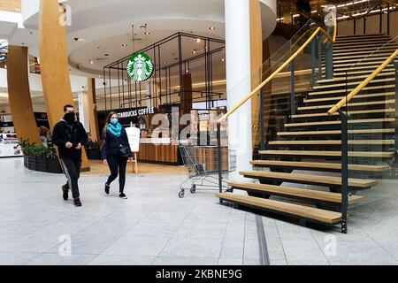 Nach der Wiedereröffnung während der Coronavirus-Pandemie am 7.. Mai 2020 in Krakau, Polen, werden Kunden im Bonarka-Einkaufszentrum gesehen. Nach sieben Wochen der Sperrung wurden Einkaufszentren in ganz Polen wieder eröffnet, in denen sanitäre Vorschriften gelten. Die Anzahl der Käufer war begrenzt, und die Food- und Coffee Courts sind immer noch geschlossen. (Foto von Beata Zawrzel/NurPhoto) Stockfoto