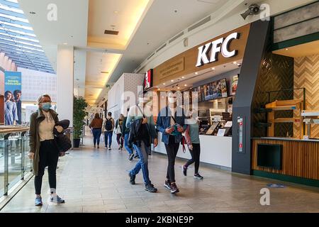 Nach der Wiedereröffnung während der Coronavirus-Pandemie am 7.. Mai 2020 in Krakau, Polen, werden Kunden im Bonarka-Einkaufszentrum gesehen. Nach sieben Wochen der Sperrung wurden Einkaufszentren in ganz Polen wieder eröffnet, in denen sanitäre Vorschriften gelten. Die Anzahl der Käufer war begrenzt, und die Food- und Coffee Courts sind immer noch geschlossen. (Foto von Beata Zawrzel/NurPhoto) Stockfoto