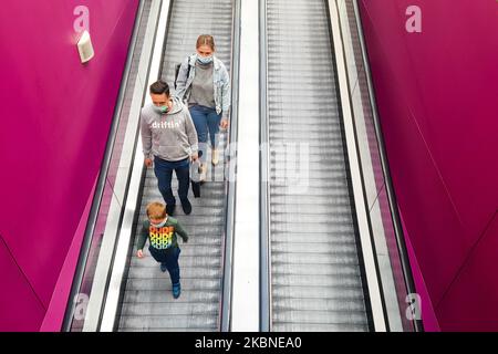 Nach der Wiedereröffnung während der Coronavirus-Pandemie am 7.. Mai 2020 in Krakau, Polen, werden Kunden im Bonarka-Einkaufszentrum gesehen. Nach sieben Wochen der Sperrung wurden Einkaufszentren in ganz Polen wieder eröffnet, in denen sanitäre Vorschriften gelten. Die Anzahl der Käufer war begrenzt, und die Food- und Coffee Courts sind immer noch geschlossen. (Foto von Beata Zawrzel/NurPhoto) Stockfoto