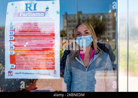 Der Inhaber einer Anwaltskammer posiert während der Arbeit nach der Wiedereröffnung seines Unternehmens mit Sicherheitsmaßnahmen ab März 4., nachdem die Rate der Coronavirus-Infektion in Molfetta am 7. 2020. Mai gesenkt wurde (Foto: Davide Pischettola/NurPhoto) Stockfoto