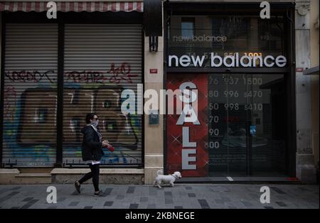 Eine Frau geht am 07. Mai 2020 mit ihrem Hund in der verlassenen Istiklal-Straße in Istanbul, Türkei, spazieren. Seit ihrem ersten bestätigten Fall am 10. März hat die Türkei bisher 1.234.724 Diagnosetests durchgeführt und insgesamt 131.744 Menschen haben positiv auf das Virus getestet. Die Todesrate liegt derzeit bei 3.584 und 78.202 Menschen haben sich vollständig von der Krankheit erholt. Bisher wurde bei 10,6 % der getesteten Menschen in der Türkei COVID-19 diagnostiziert. Die Todesrate zwischen März 17 -- als der erste Tod registriert wurde und Mai 6 liegt bei 2,7%. (Foto von Cem TekkeÅŸinoÄŸlu/NurPhoto) Stockfoto