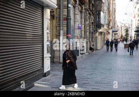 Eine Frau geht am 07. Mai 2020 auf der verlassenen Istiklal-Straße in Istanbul, Türkei. Seit ihrem ersten bestätigten Fall am 10. März hat die Türkei bisher 1.234.724 Diagnosetests durchgeführt und insgesamt 131.744 Menschen haben positiv auf das Virus getestet. Die Todesrate liegt derzeit bei 3.584 und 78.202 Menschen haben sich vollständig von der Krankheit erholt. Bisher wurde bei 10,6 % der getesteten Menschen in der Türkei COVID-19 diagnostiziert. Die Todesrate zwischen März 17 -- als der erste Tod registriert wurde und Mai 6 liegt bei 2,7%. (Foto von Cem TekkeÅŸinoÄŸlu/NurPhoto) Stockfoto