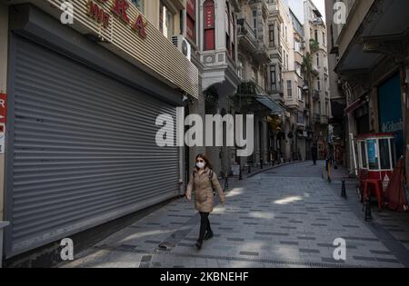 Eine Frau geht am 07. Mai 2020 auf der verlassenen Istiklal-Straße in Istanbul, Türkei. Seit ihrem ersten bestätigten Fall am 10. März hat die Türkei bisher 1.234.724 Diagnosetests durchgeführt und insgesamt 131.744 Menschen haben positiv auf das Virus getestet. Die Todesrate liegt derzeit bei 3.584 und 78.202 Menschen haben sich vollständig von der Krankheit erholt. Bisher wurde bei 10,6 % der getesteten Menschen in der Türkei COVID-19 diagnostiziert. Die Todesrate zwischen März 17 -- als der erste Tod registriert wurde und Mai 6 liegt bei 2,7%. (Foto von Cem TekkeÅŸinoÄŸlu/NurPhoto) Stockfoto