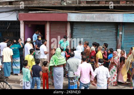 Menschen, die während der landesweiten Sperrung am 07,2020. Mai in Kalkutta, Indien, auf kostenlose Lebensmittel warten. (Foto von Debajyoti Chakraborty/NurPhoto) Stockfoto