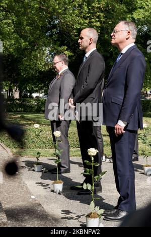 Anlässlich des 75.. Jahrestages der Befreiung, der Kapitulation des nationalsozialistischen Deutschlands, wurden am 8. Mai 2020 in Hannover die Opfer der nationalsozialistischen Diktatur in Erinnerung gerufen. Die Veranstaltung war auch ein Zeichen gegen den zunehmenden Radikalismus und Rassismus der Rechten. Aufgrund der Corona-Krise fand das stille Gedenken in kleinen Kreisen statt. (Foto von Peter Niedung/NurPhoto) Stockfoto