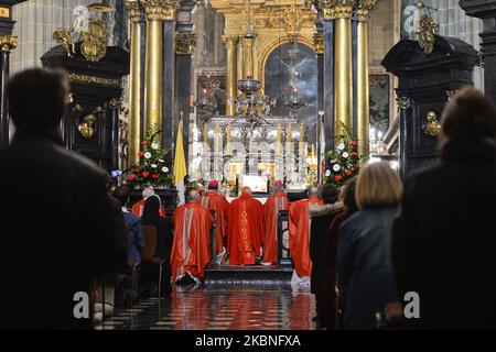 kardinal Stanislaw Dziwisz (C) leitet die Messe am Fest des heiligen Stanislaus, Bischof und Märtyrer, des Hauptpatrons Polens, vor dem silbernen Sarkophag des heiligen Stanislaus in der Wawel-Kathedrale. Am Freitag, den 8. Mai 2020, in Jerusalem, Israel. (Foto von Artur Widak/NurPhoto) Stockfoto