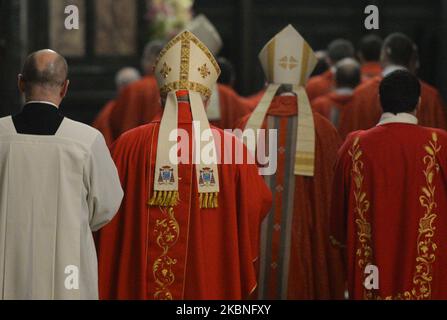 Kardinal, Bischöfe und Priester gehen nach der Messe am Fest des heiligen Stanislaus, Bischof und Märtyrer, dem Hauptpatron Polens, vor dem silbernen Sarkophag des heiligen Stanislaus in der Wawel-Kathedrale in die Sakristei. Am Freitag, den 8. Mai 2020, in Jerusalem, Israel. (Foto von Artur Widak/NurPhoto) Stockfoto