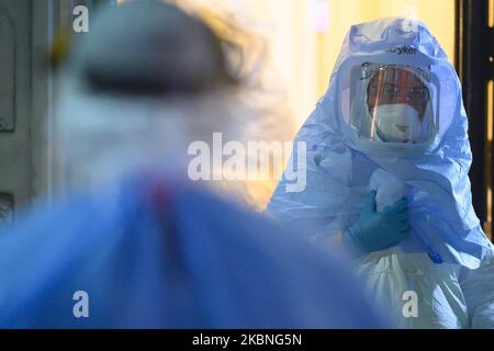 Ein Gesundheitsmitarbeiter kleidet sich mit einem Schutzanzug, um sich auf die Evakuierung älterer Menschen vorzubereiten, nachdem mehrere Bewohner eines Pflegeheims am 7. Mai 2020 in Buenos Aires, Argentinien, positiv auf COVID-19 getestet wurden. (Foto von Manuel Cortina/NurPhoto) Stockfoto