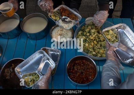 Freiwillige des Kadikoy Solidarity Network verteilen am 8. Mai 2020 Lebensmittel an Obdachlose in Istanbul, Türkei. Kadikoy Solidarity Network wurde von einer Gruppe von Freiwilligen und Ladenbesitzern während der Coronavirus-Pandemie gegründet. Sie sammeln Nahrung und Kleidung und verteilen die Vorräte an Obdachlose oder Menschen, die Hilfe benötigen. Der Gesundheitsminister gab am 8. Mai bekannt, dass die Zahl der COVID-19-Fälle 135.569 erreicht hat und die Zahl der Todesopfer bei 3.689 liegt. (Foto von Erhan Demirtas/NurPhoto) Stockfoto