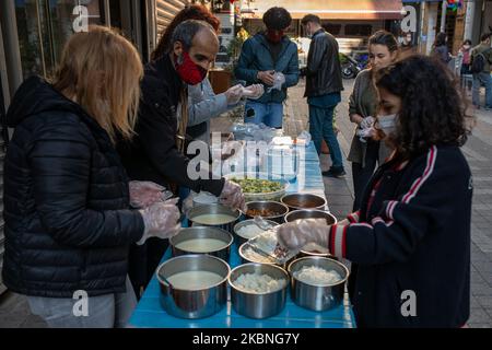 Freiwillige des Kadikoy Solidarity Network verteilen am 8. Mai 2020 Lebensmittel an Obdachlose in Istanbul, Türkei. Kadikoy Solidarity Network wurde von einer Gruppe von Freiwilligen und Ladenbesitzern während der Coronavirus-Pandemie gegründet. Sie sammeln Nahrung und Kleidung und verteilen die Vorräte an Obdachlose oder Menschen, die Hilfe benötigen. Der Gesundheitsminister gab am 8. Mai bekannt, dass die Zahl der COVID-19-Fälle 135.569 erreicht hat und die Zahl der Todesopfer bei 3.689 liegt. (Foto von Erhan Demirtas/NurPhoto) Stockfoto