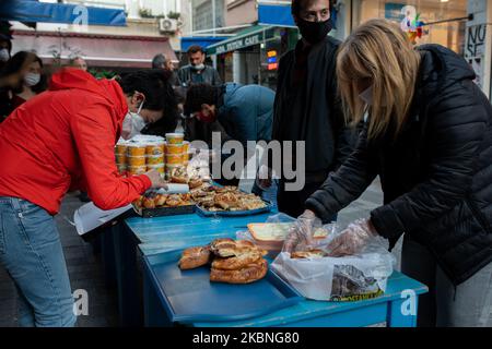 Freiwillige des Kadikoy Solidarity Network verteilen am 8. Mai 2020 Lebensmittel an Obdachlose in Istanbul, Türkei. Kadikoy Solidarity Network wurde von einer Gruppe von Freiwilligen und Ladenbesitzern während der Coronavirus-Pandemie gegründet. Sie sammeln Nahrung und Kleidung und verteilen die Vorräte an Obdachlose oder Menschen, die Hilfe benötigen. Der Gesundheitsminister gab am 8. Mai bekannt, dass die Zahl der COVID-19-Fälle 135.569 erreicht hat und die Zahl der Todesopfer bei 3.689 liegt. (Foto von Erhan Demirtas/NurPhoto) Stockfoto