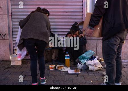 Freiwillige des Kadikoy Solidarity Network verteilen am 8. Mai 2020 Lebensmittel an Obdachlose in Istanbul, Türkei. Kadikoy Solidarity Network wurde von einer Gruppe von Freiwilligen und Ladenbesitzern während der Coronavirus-Pandemie gegründet. Sie sammeln Nahrung und Kleidung und verteilen die Vorräte an Obdachlose oder Menschen, die Hilfe benötigen. Der Gesundheitsminister gab am 8. Mai bekannt, dass die Zahl der COVID-19-Fälle 135.569 erreicht hat und die Zahl der Todesopfer bei 3.689 liegt. (Foto von Erhan Demirtas/NurPhoto) Stockfoto