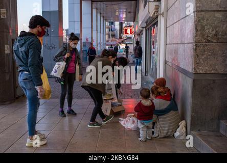 Freiwillige des Kadikoy Solidarity Network verteilen am 8. Mai 2020 Lebensmittel an Obdachlose in Istanbul, Türkei. Kadikoy Solidarity Network wurde von einer Gruppe von Freiwilligen und Ladenbesitzern während der Coronavirus-Pandemie gegründet. Sie sammeln Nahrung und Kleidung und verteilen die Vorräte an Obdachlose oder Menschen, die Hilfe benötigen. Der Gesundheitsminister gab am 8. Mai bekannt, dass die Zahl der COVID-19-Fälle 135.569 erreicht hat und die Zahl der Todesopfer bei 3.689 liegt. (Foto von Erhan Demirtas/NurPhoto) Stockfoto