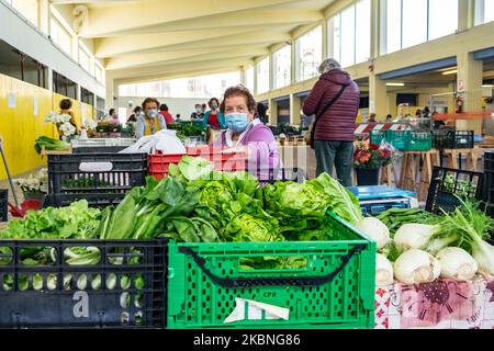 Ein Verkäufer, der Schutzmasken und Handschuhe trägt, bedient einen Kunden bei einer lokalen Marktöffnung für lokale Landwirte Lanciano, Italien, am 9. Mai 2020 während des Phase 2-Coronavirus-Notfalls. (Foto von Federica Roselli/NurPhoto) Stockfoto