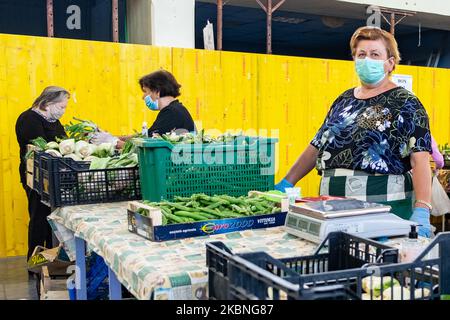 Ein Verkäufer, der Schutzmasken und Handschuhe trägt, bedient einen Kunden bei einer lokalen Marktöffnung für lokale Landwirte Lanciano, Italien, am 9. Mai 2020 während des Phase 2-Coronavirus-Notfalls. (Foto von Federica Roselli/NurPhoto) Stockfoto