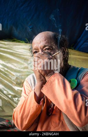 Juli 14. 2022, Himachal Pradesh Indien. Porträt eines indischen Sadhu, der während Shri khand Mahadev Kailash Yatra Topf oder Chillam raucht. Stockfoto