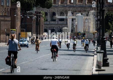 Blick auf das Kolosseum mit Menschen am 9. Mai 2020 in Rom, Italien, während des ersten Wochenendes der Coronavirus-Notfallphase 2 mit Lockerung der Bewegungsbeschränkungen, die durch die Blockade während der Coronavirus-Pandemie auferlegt wurden. (Foto von Andrea Ronchini/NurPhoto) Stockfoto