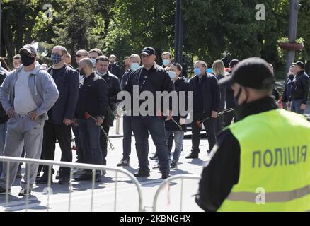 Während der Feier des Sieges am 09. Mai 2020, inmitten des Covid-19-Coronavirus-Ausbruchs in Kiew, Ukraine, warten Menschen in der Schlange darauf, Blumen zum Denkmal des ewigen Ruhms auf dem Grab des unbekannten Soldaten zu tragen. Die Ukrainer gedenken des 75.. Jahrestages des Sieges über Nazi-Deutschland im Zweiten Weltkrieg. (Foto von STR/NurPhoto) Stockfoto